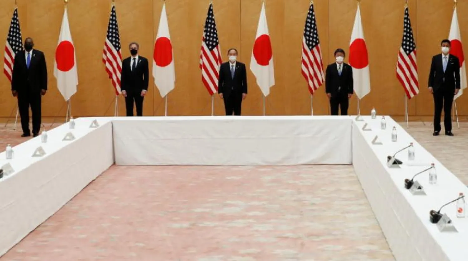 ABD Dışişleri Bakanı Antony Blinkin ve Savunma Bakanı Lloyd Austin, Japonya Başbakanı Yoshihide Suga, Dışişleri Bakanı Toshimitsu Motegi ve Savunma Bakanı Nobuo Kishi ile Tokyo’daki Başbakanlık Ofisinde bir araya geldi (Reuters)