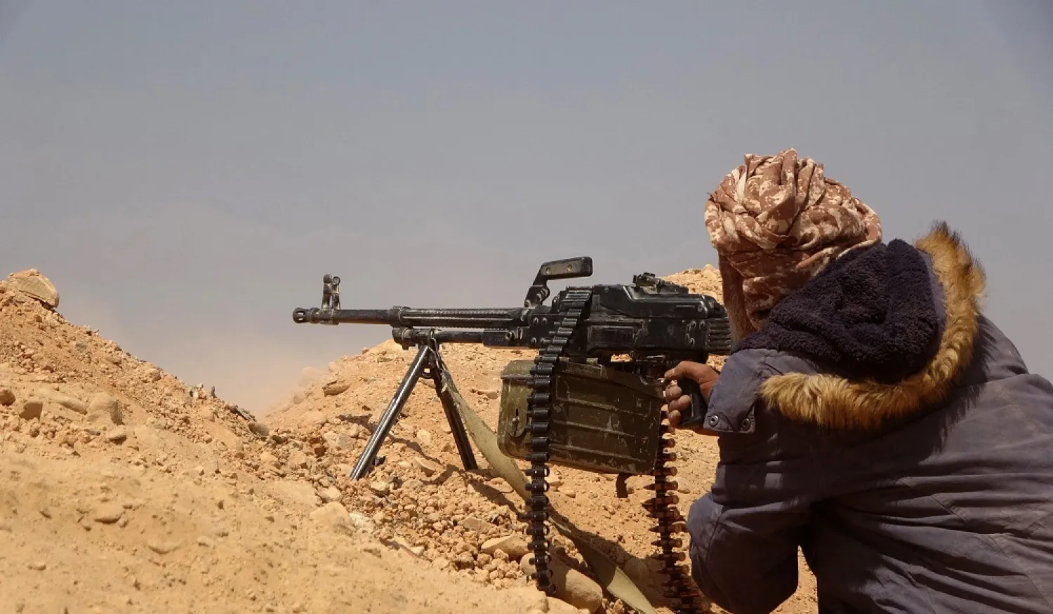 Forces loyal to Yemen's legitimate government get into position during clashes with Houthis in Yemen's northeastern province of Marib, March 4, 2021. (AFP)