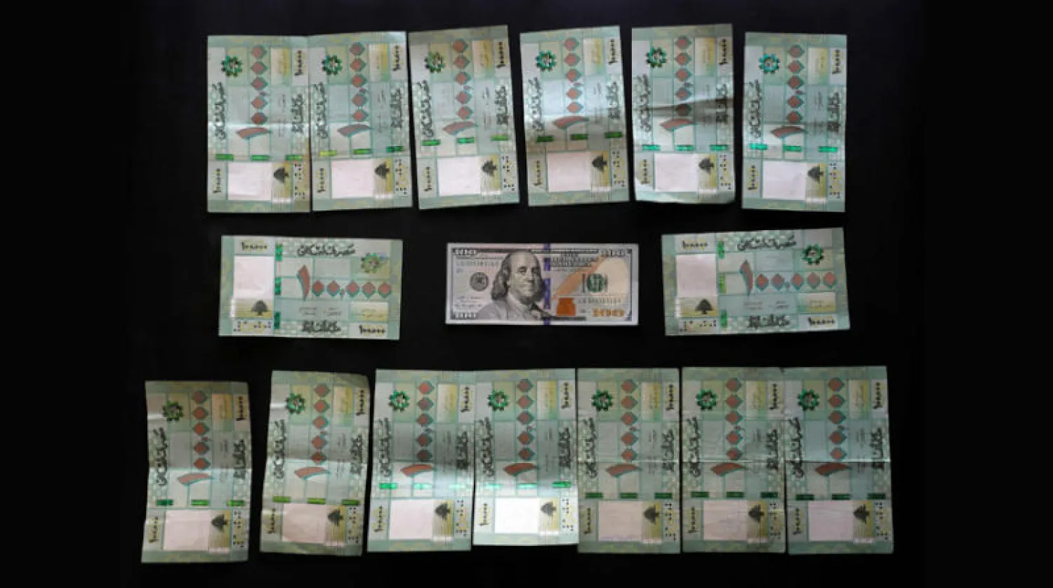 المائة دولار صارت تساوي مليوناً و500 ألف ليرة (أ.ف.ب)