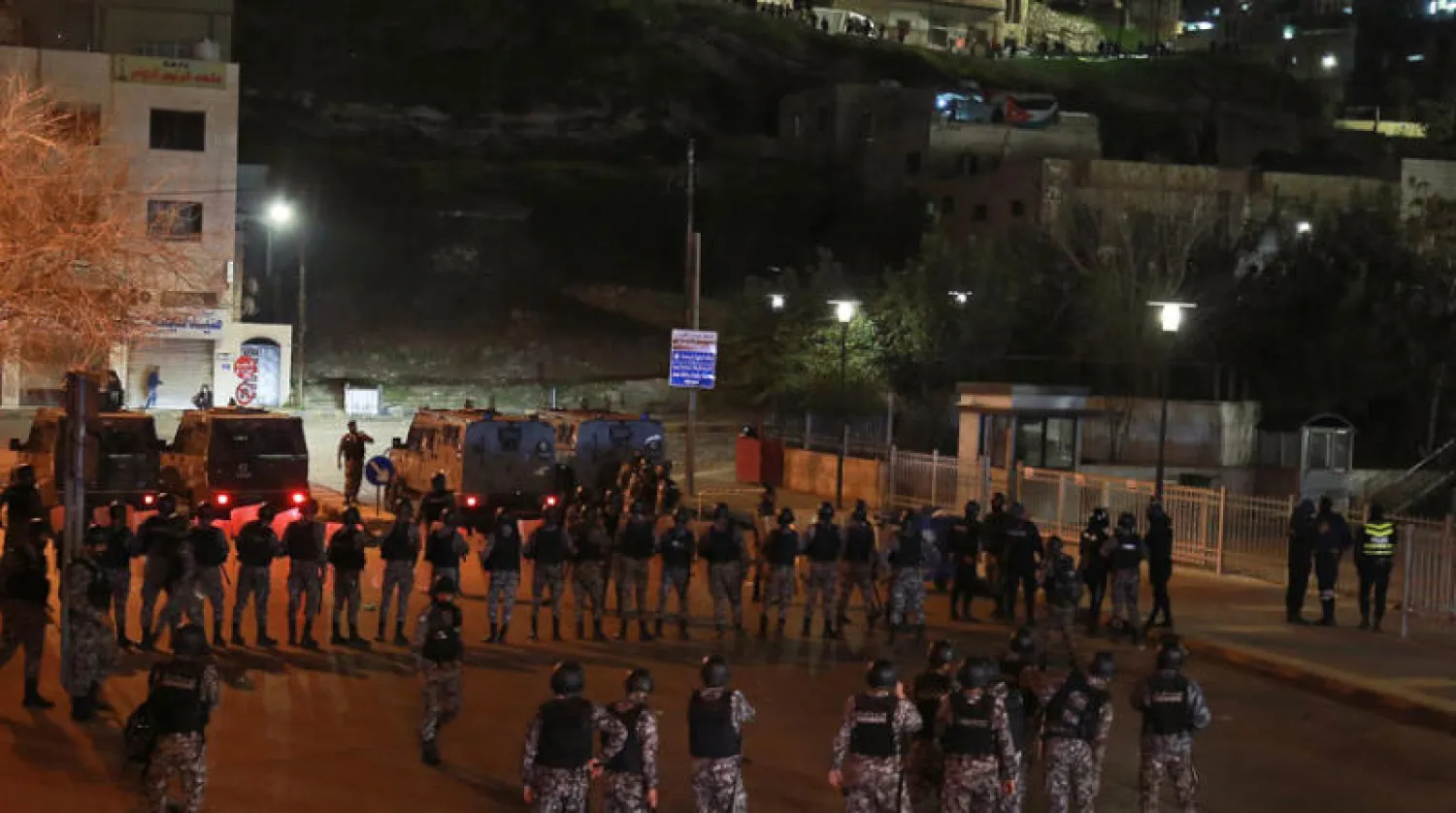 احتجاجات في العاصمة الأردنية الاثنين على توقف أجهزة الأكسجين في مستشفى السلط الحكومي (أ.ف.ب)