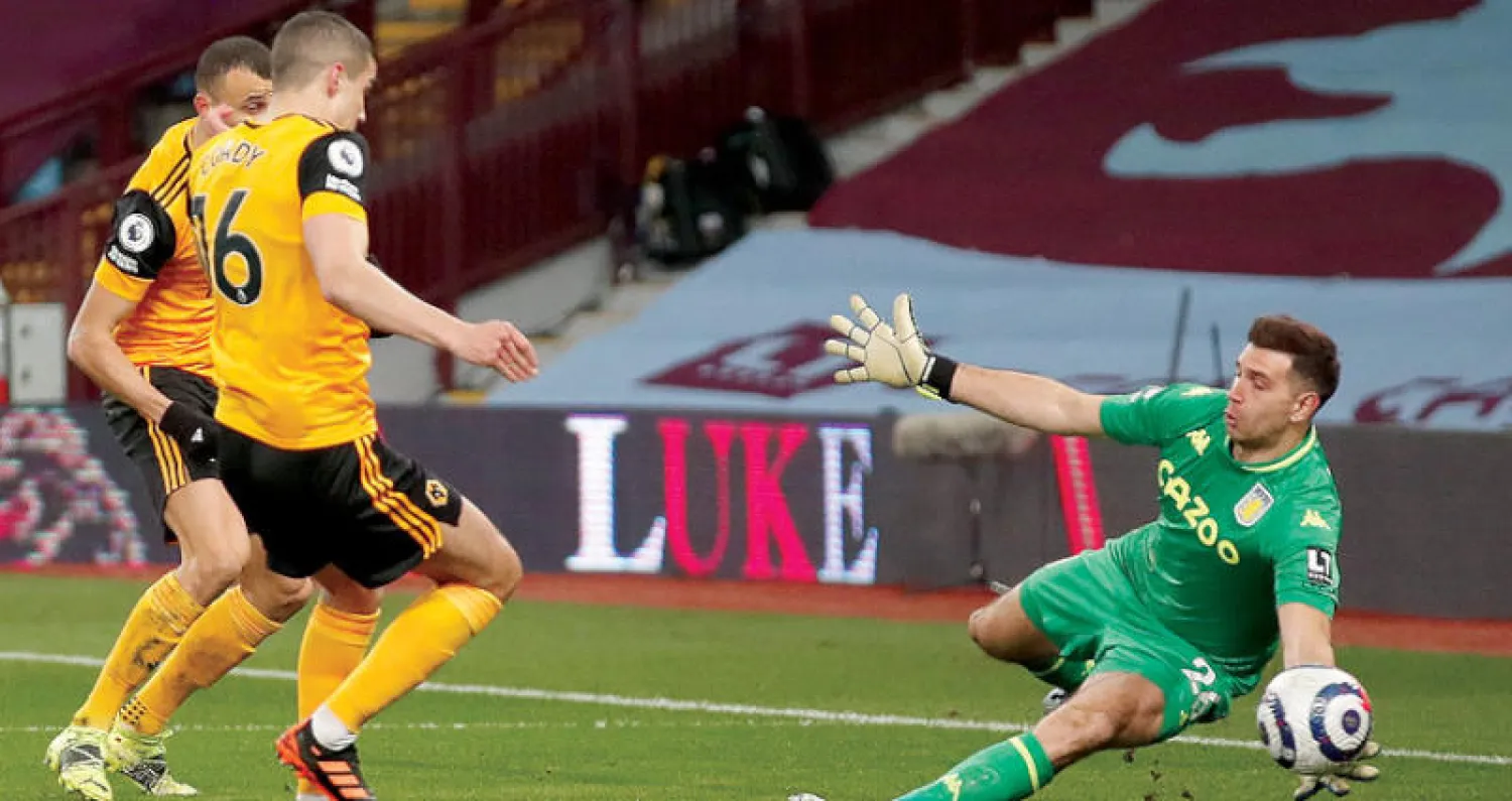 حارس مرمى أستون فيلا مارتينيز يعد الأبرز في أوروبا هذا الموسم (إ.ب.أ)