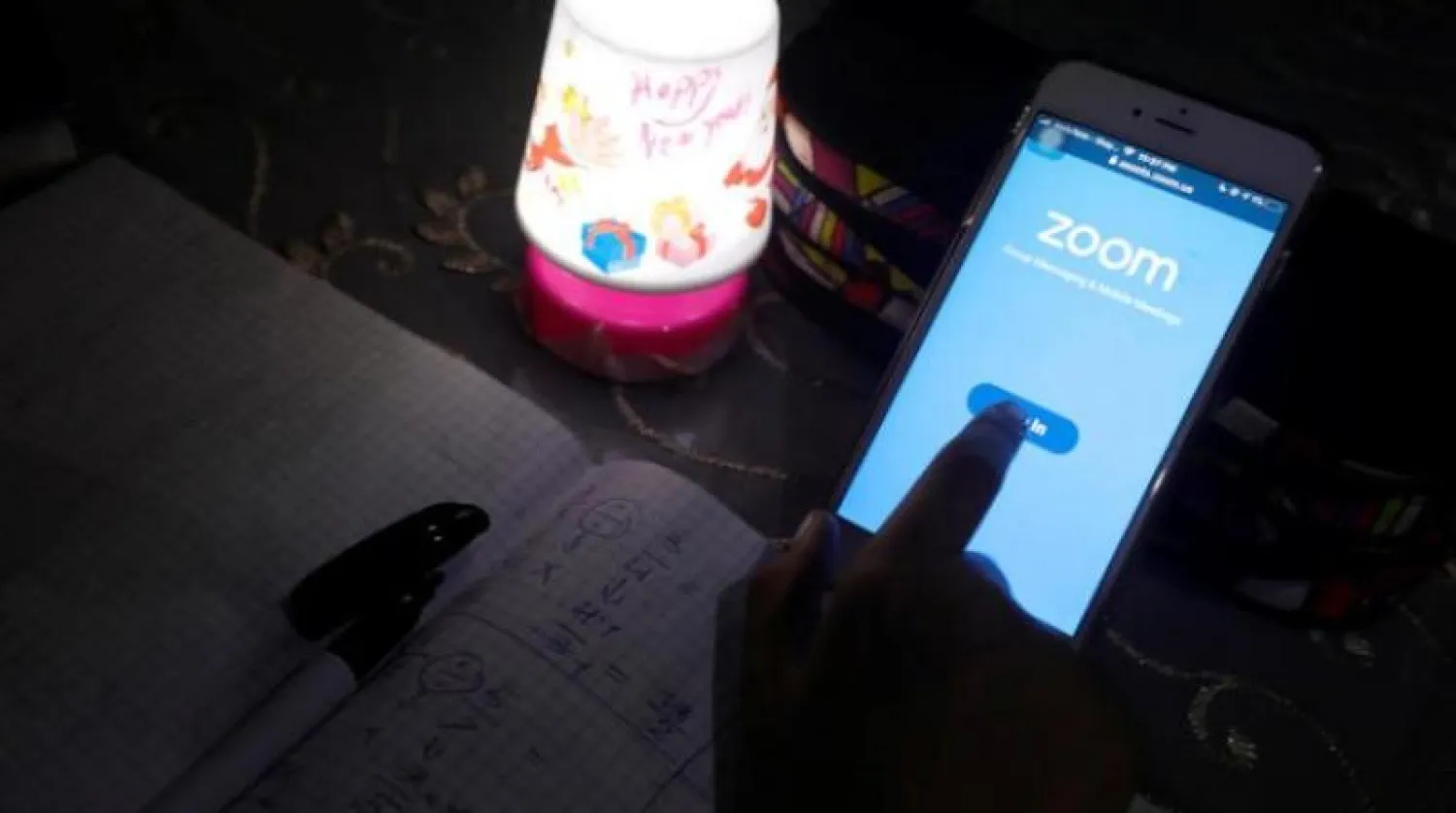شعار تطبيق «زووم» على أحد الهواتف الذكية (رويترز)