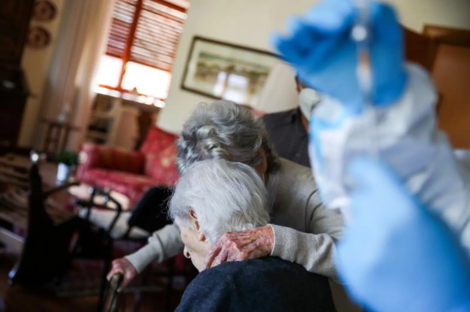 أشخاص يستعدون لتلقي اللقاح ضد «كوفيد - 19» في العاصمة الإيطالية روما (رويترز)