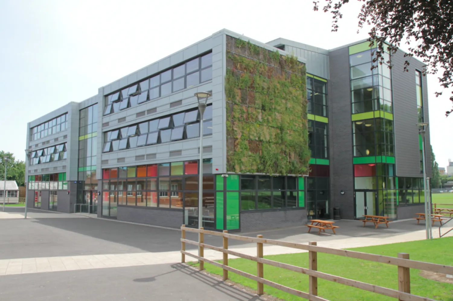 Uxbridge Lisesi'nin kararı tepki çekmişti (Wikimedia)