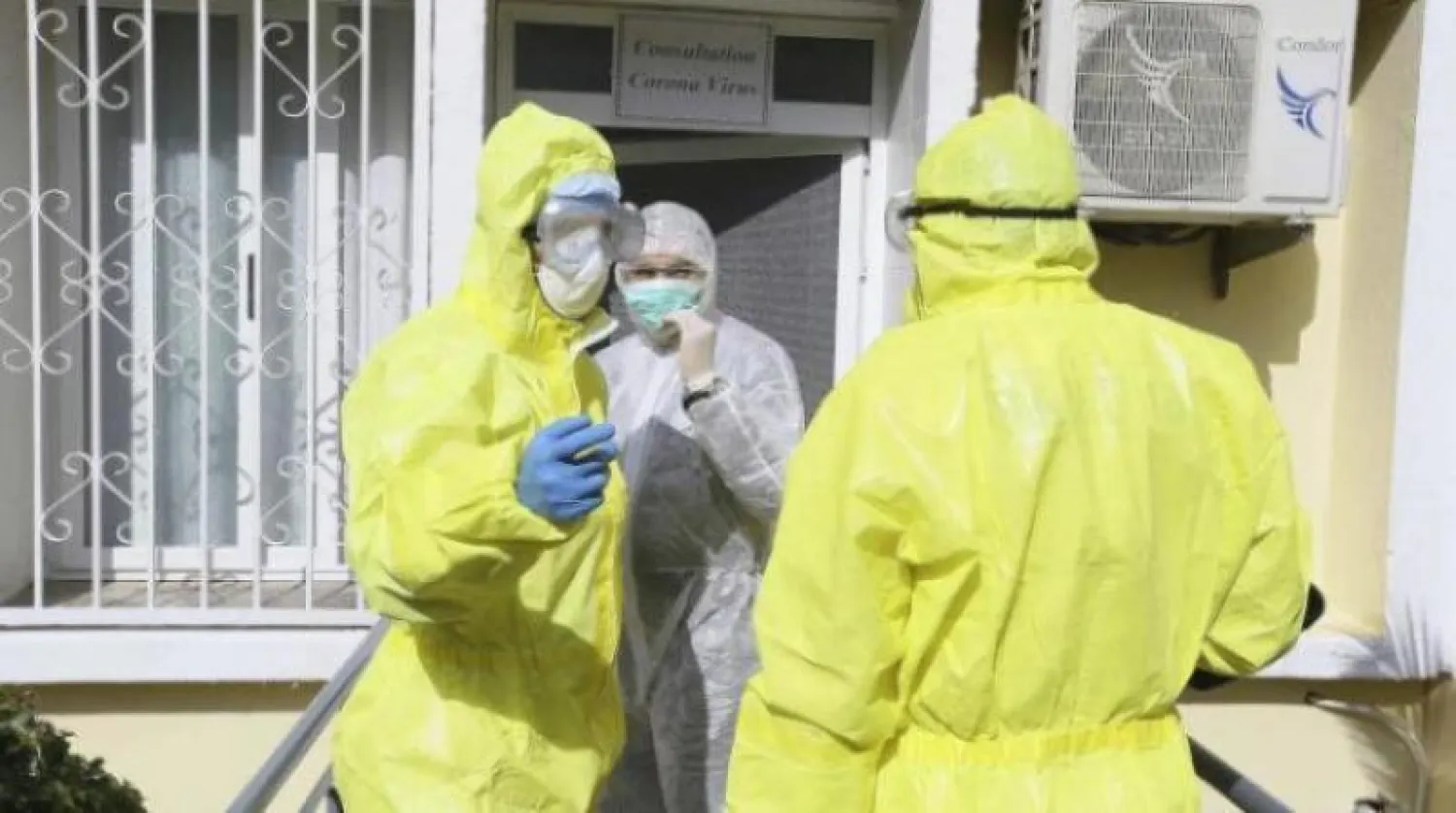 مسعفون يقفون خارج إحدى العيادات الطبية بالجزائر (أ.ب)