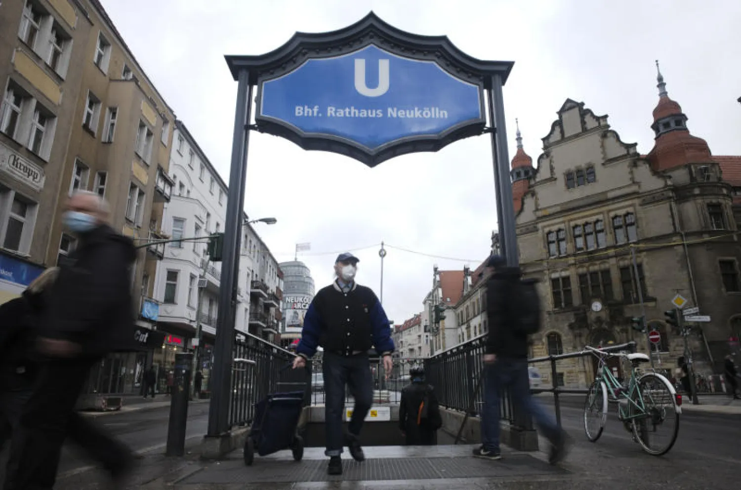 أشخاص قرب محة لقطارات الأنفاق في برلين (أ.ب)