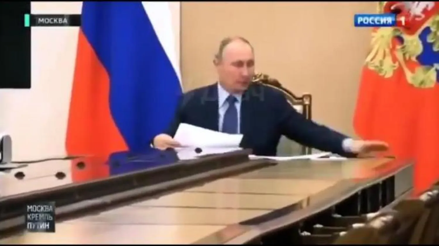 لحظة التقاط بوتين القلم الرصاص قبل سقوطه على الأرض