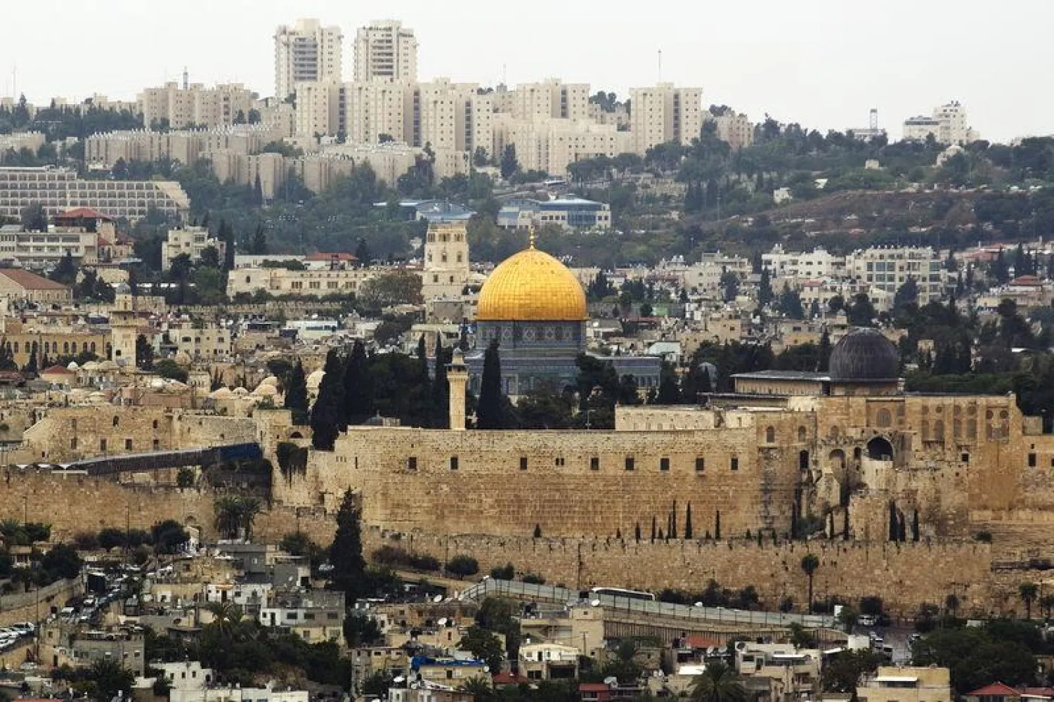 A general view of Jerusalem's old city shows the Dome of the Rock in the compound known to Muslims as Noble Sanctuary and to Jews as Temple Mount, October 25, 2015. REUTERS/Amir Cohen