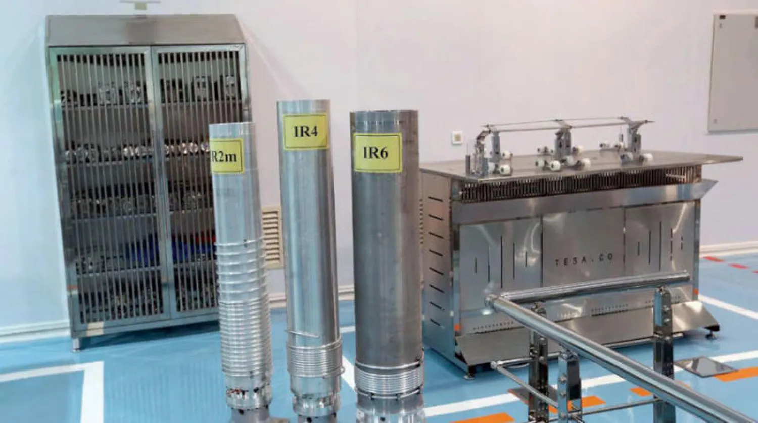 أجهزة طرد مركزي مطورة لا يسمح الاتفاق النووي بتشغيلها خلال عرضها في منشأة نطنز (أرنا)