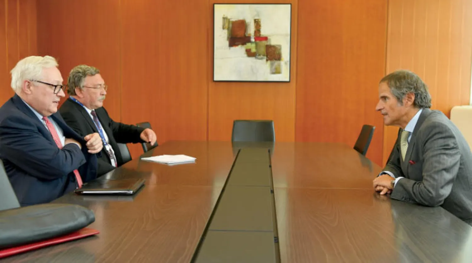 نائب وزير الخارجية الروسي سيرغي ريابكوف خلال مشاورات مع المدير العالم للوكالة الدولية رافاييل غروسي في أغسطس الماضي (الوكالة الدولية)