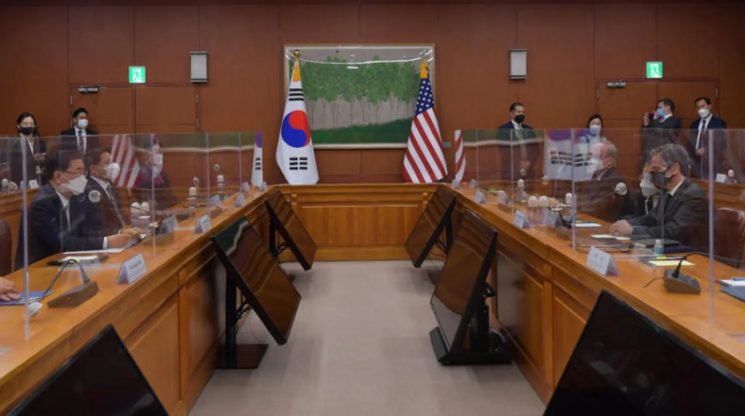 جانب من محادثات بلينكن ووفده مع نظرائهم الكوريين الجنوبيين في سيول أمس (د.ب.أ)