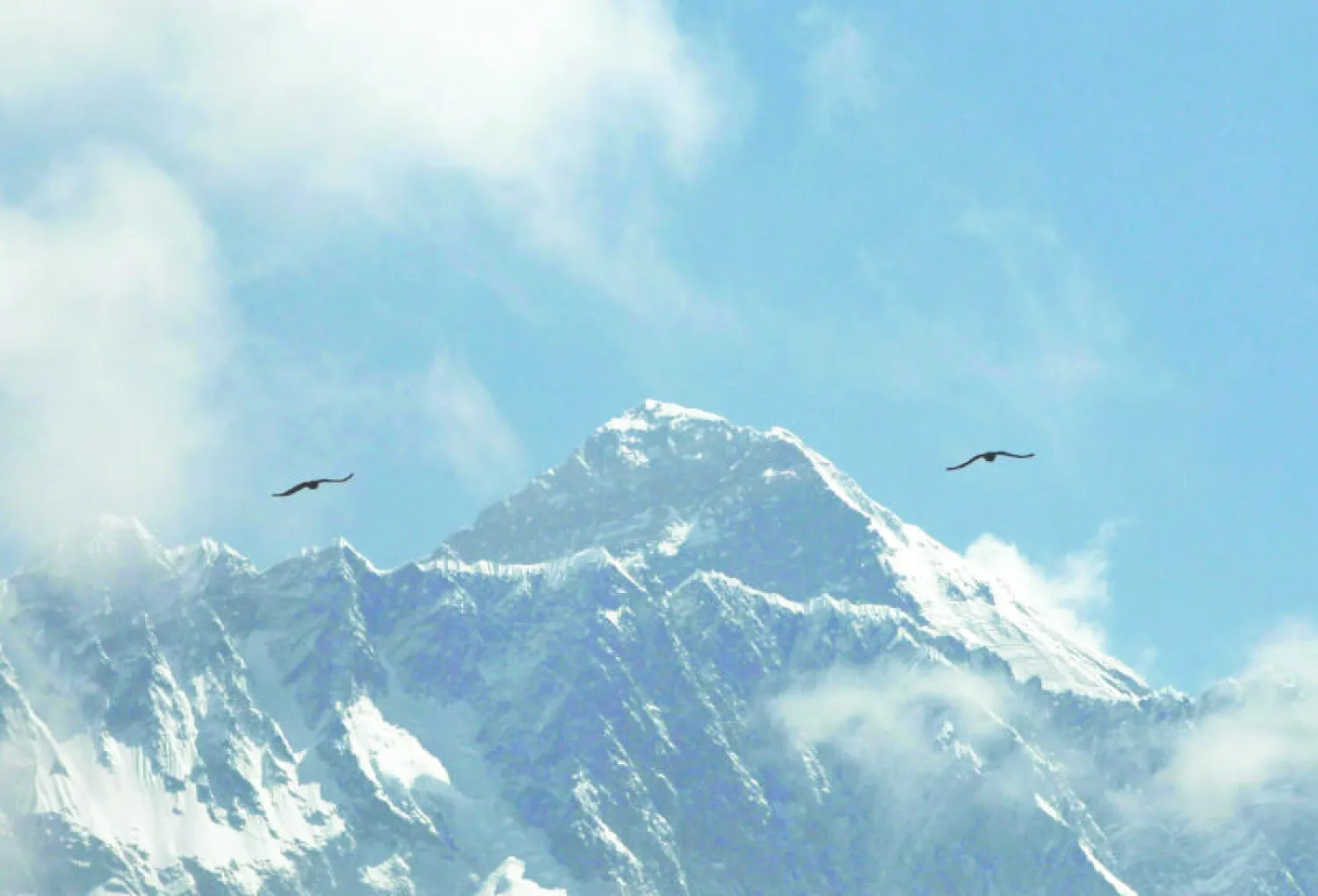 قمة إيفرست قبل وصول وفود المتسلقين (أ.ب)