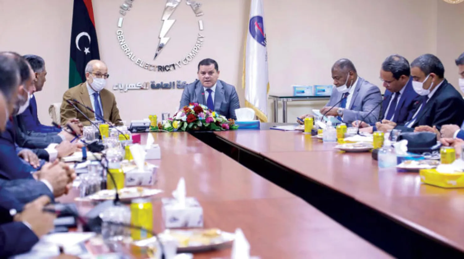 دبيبة خلال استقباله أمس مسؤولين حكوميين لتدارس أزمة الكهرباء (حكومة الوحدة الوطنية)