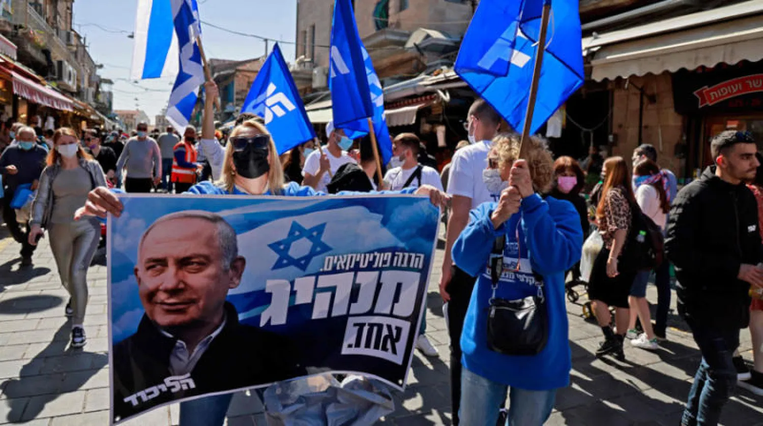 مظاهرات تأييد لنتنياهو في إسرائيل مقابل مظاهرات مناهضة (أ.ف.ب)