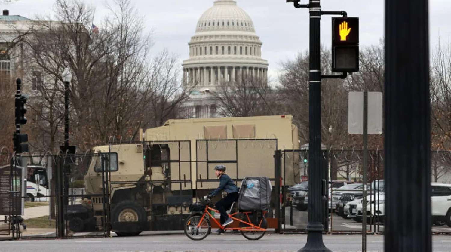 جزء من سياج أمني مؤقت يحيط بمبنى الكابيتول (أ.ف.ب)