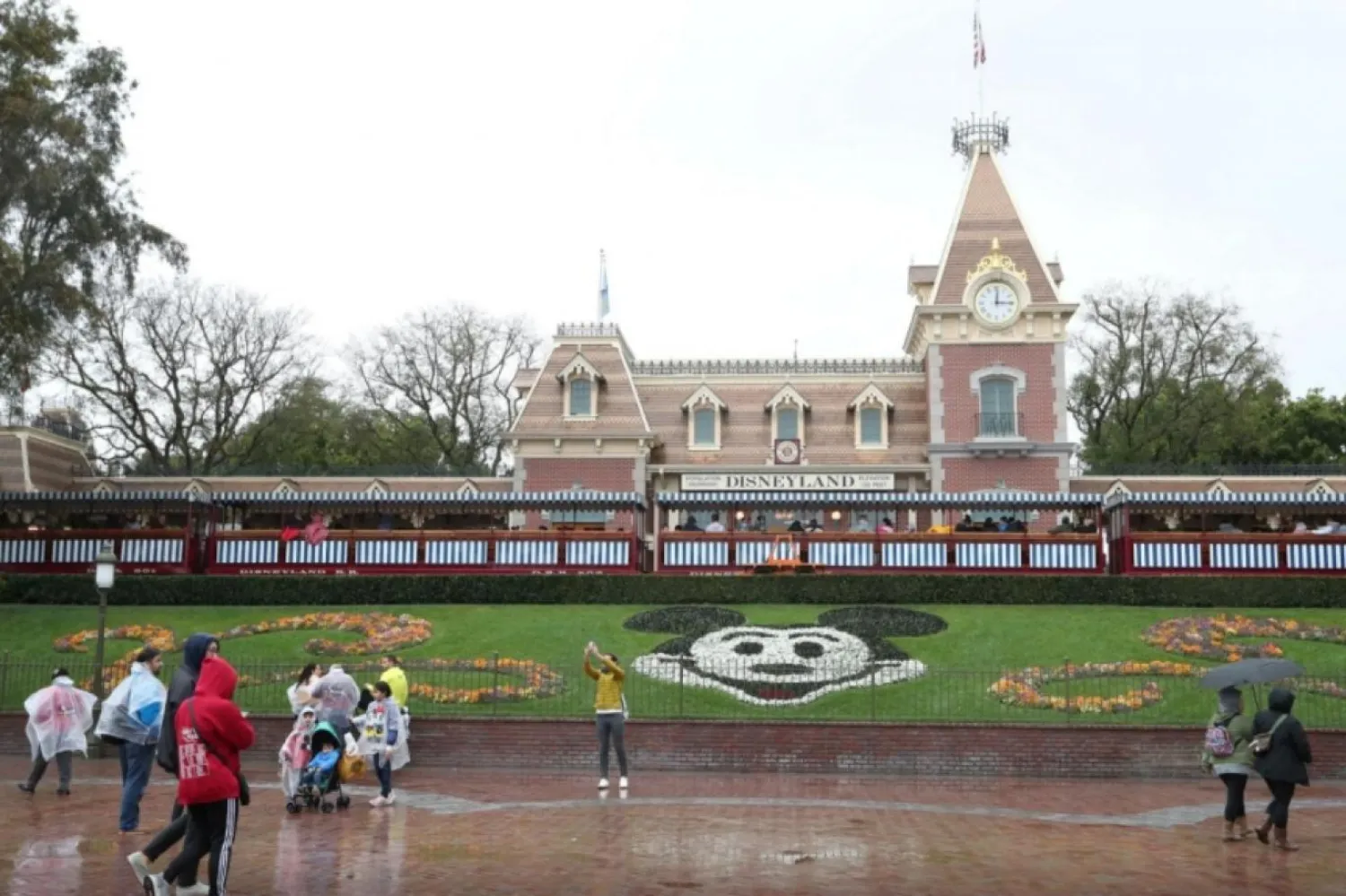 Pandemi nedeniyle kapanan tem parklardaki binlerce kişi işsiz kalmıştı (Reuters)