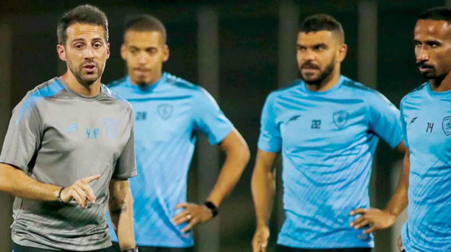 فيريرا مدرب الفتح يوجه لاعبيه خلال التدريبات الأخيرة (الشرق الأوسط)