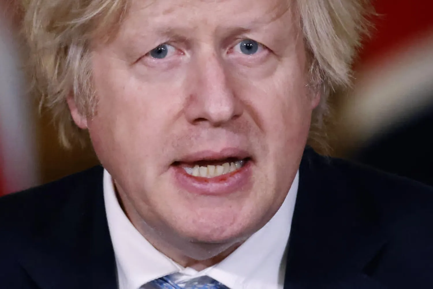 «اطمئنوا إنه آمن».... جونسون يتلقى لقاح «أسترازينيكا»