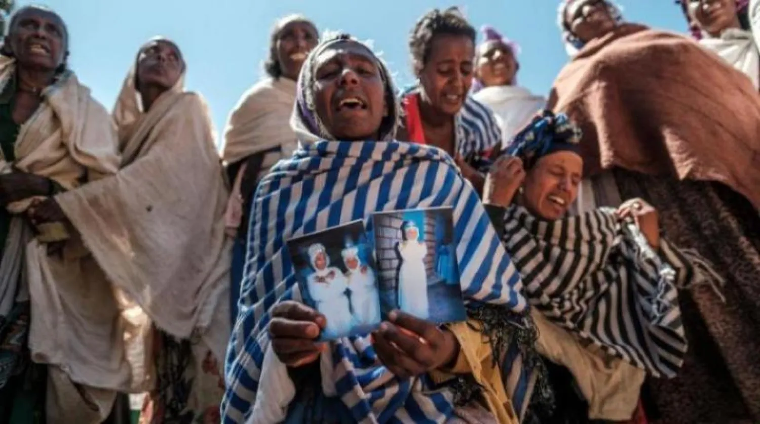 Tigray özerk bölgesinde yer alan Mekelle’nin kuzeyindeki kadınlar katlam kurbanlarına veda ederken (AFP)İ