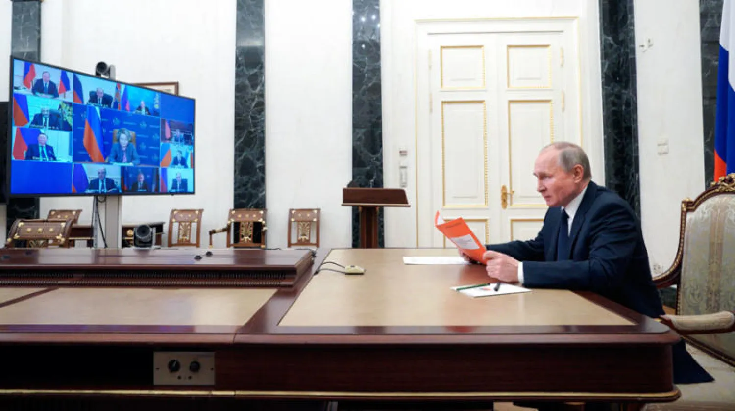 بوتين لدى ترؤسه اجتماعاً أمنياً أمس (أ.ب)