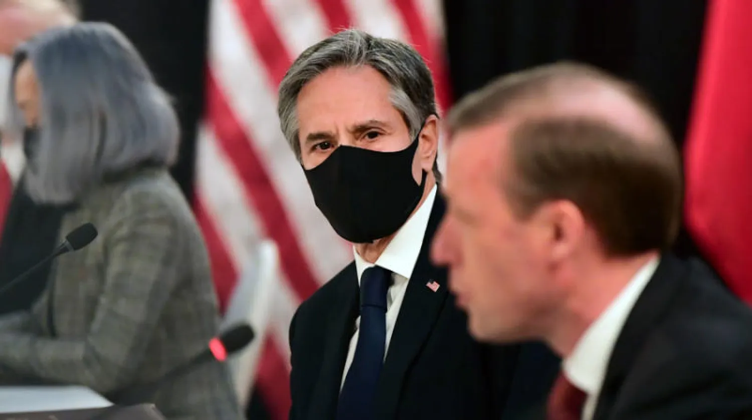 بلينكن يستمع لكلمة سوليفان خلال محادثات مع وفد صيني في ألاسكا الخميس (أ.ب)