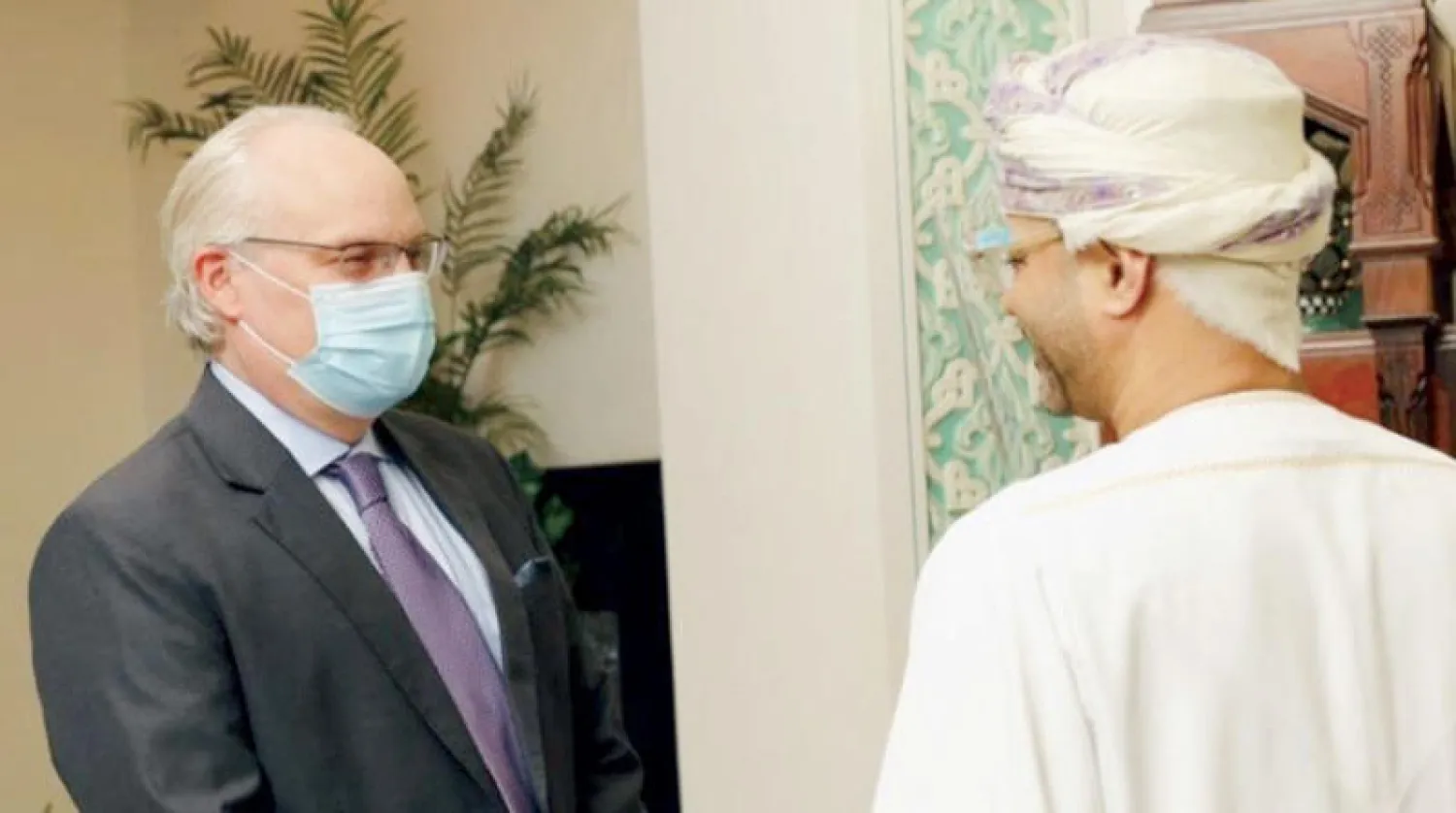 لقاء وزير الخارجية العماني بدر البوسعيدي مع المبعوث الأميركي لليمن نهاية الشهر الماضي (حساب دائرة الشرق الأدنى بوزارة الخارجية الأميركية على «تويتر»)