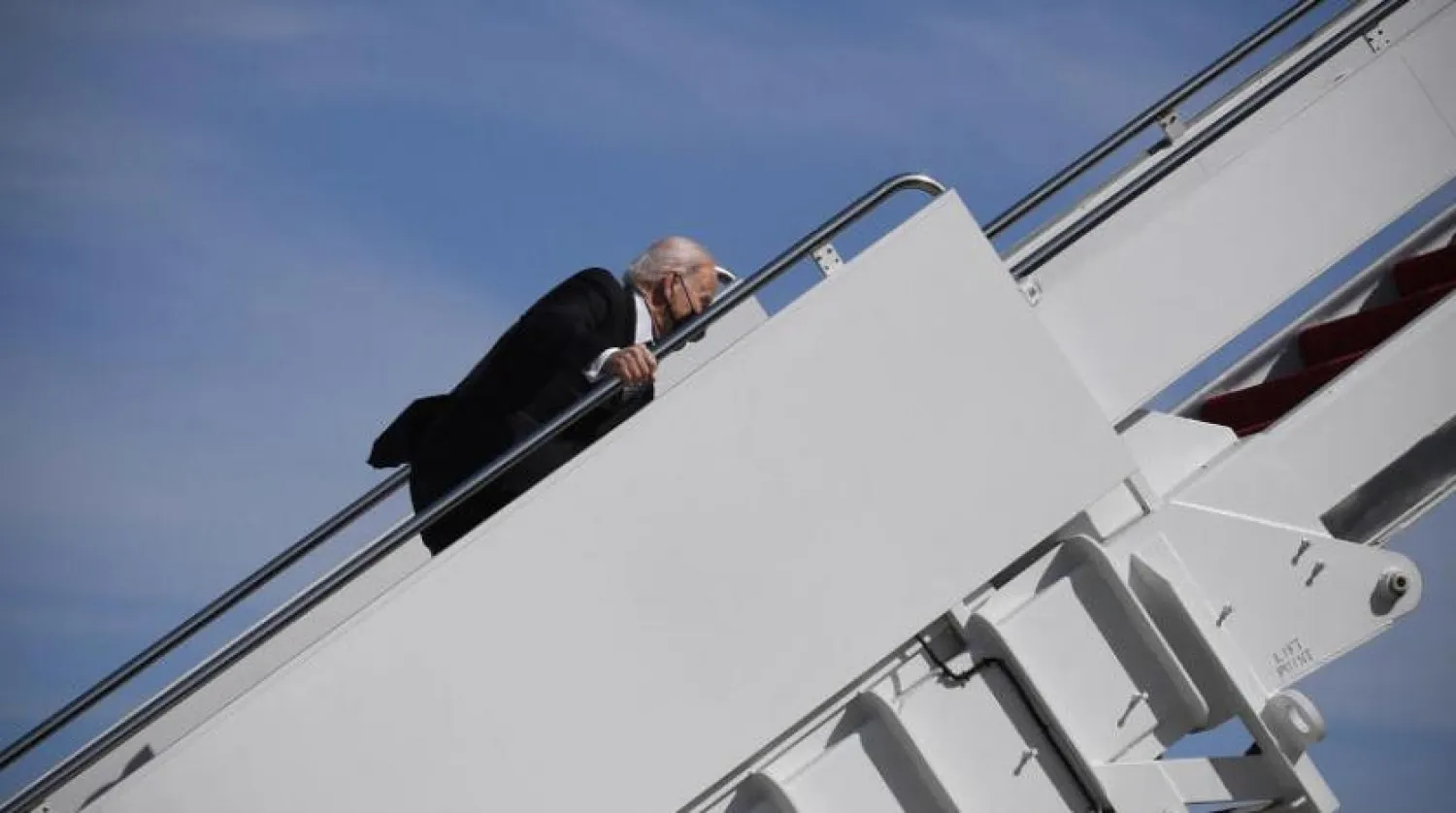 ABD Başkanı Joe Biden uçağa binerken (AFP) 
