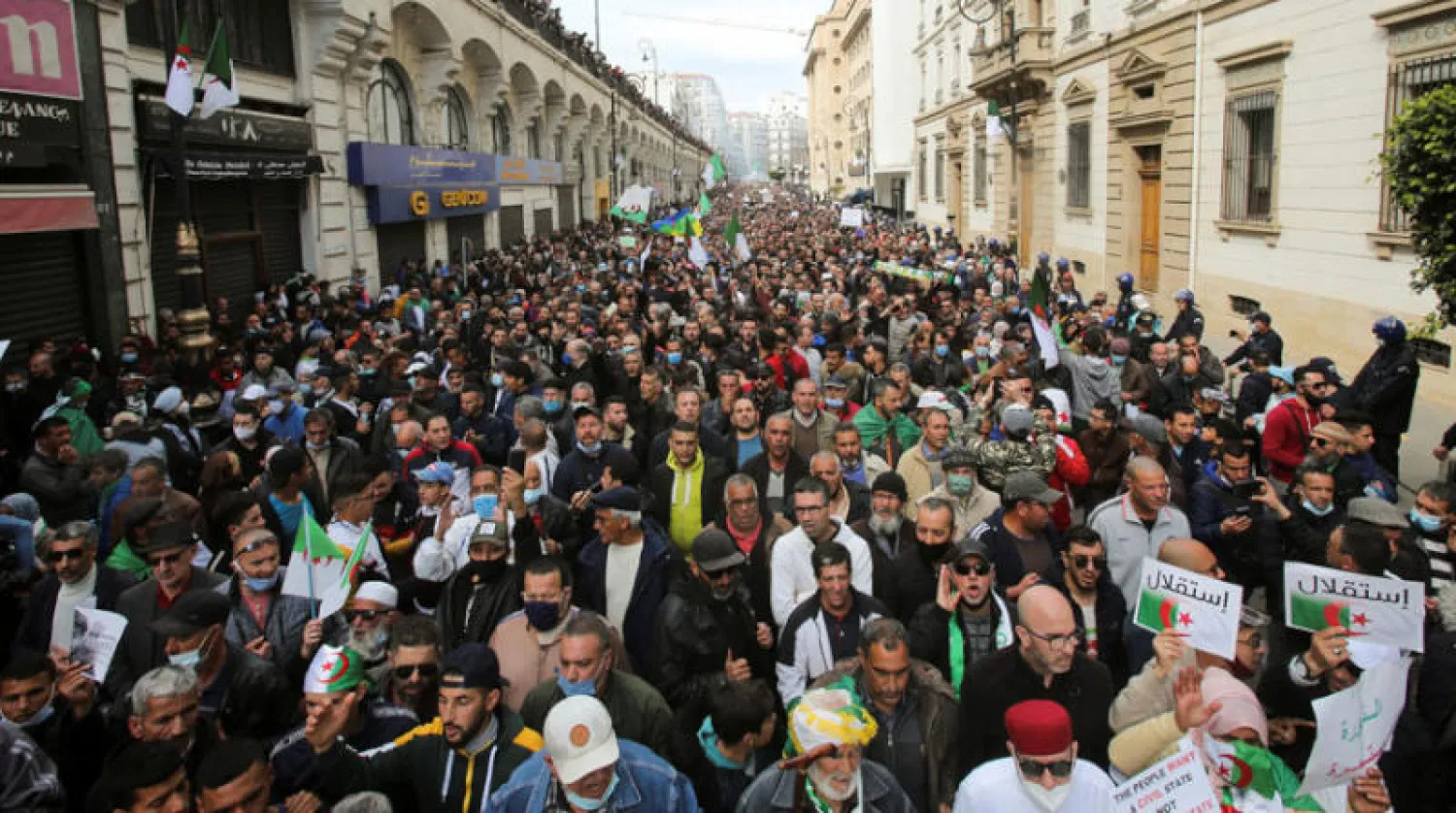 جانب من مظاهرات العاصمة أول من أمس للمطالبة بالتغيير (رويترز)