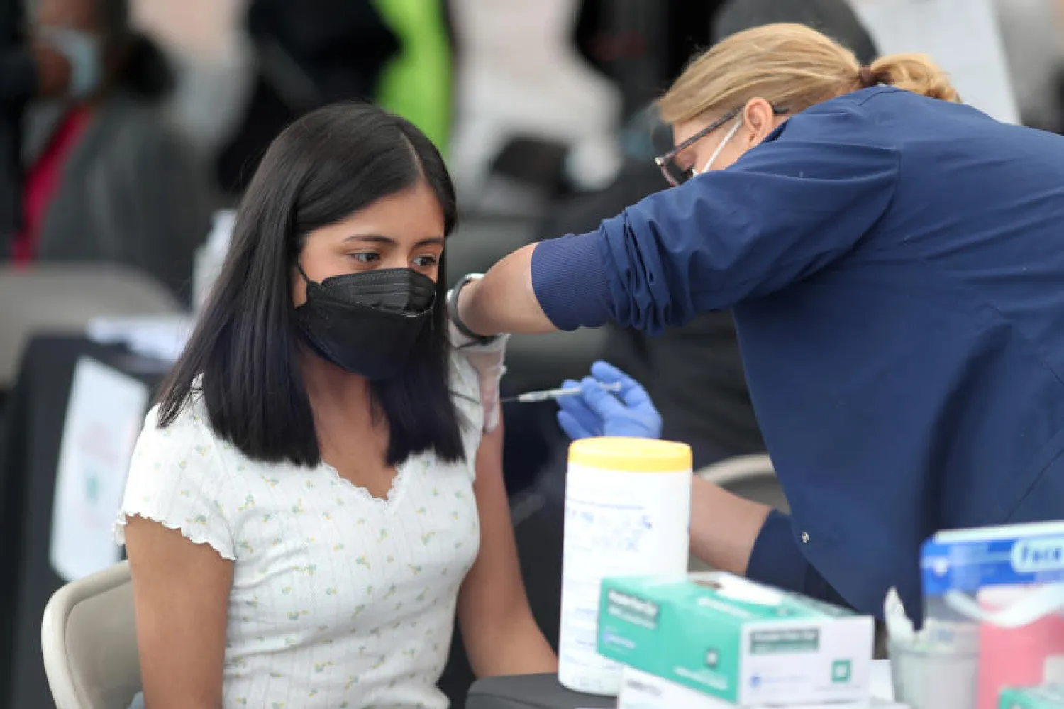 سيدة تتلقى جرعة لقاح في لوس أنجليس (رويترز)