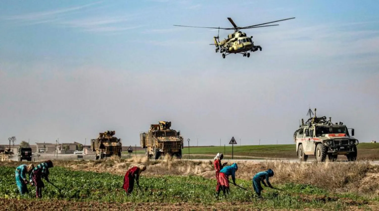 Suriye'nin kuzeydoğusunda 30 Kasım'da Türk ordusuyla ortak devriye gezen bir Rus helikopteri (AFP)