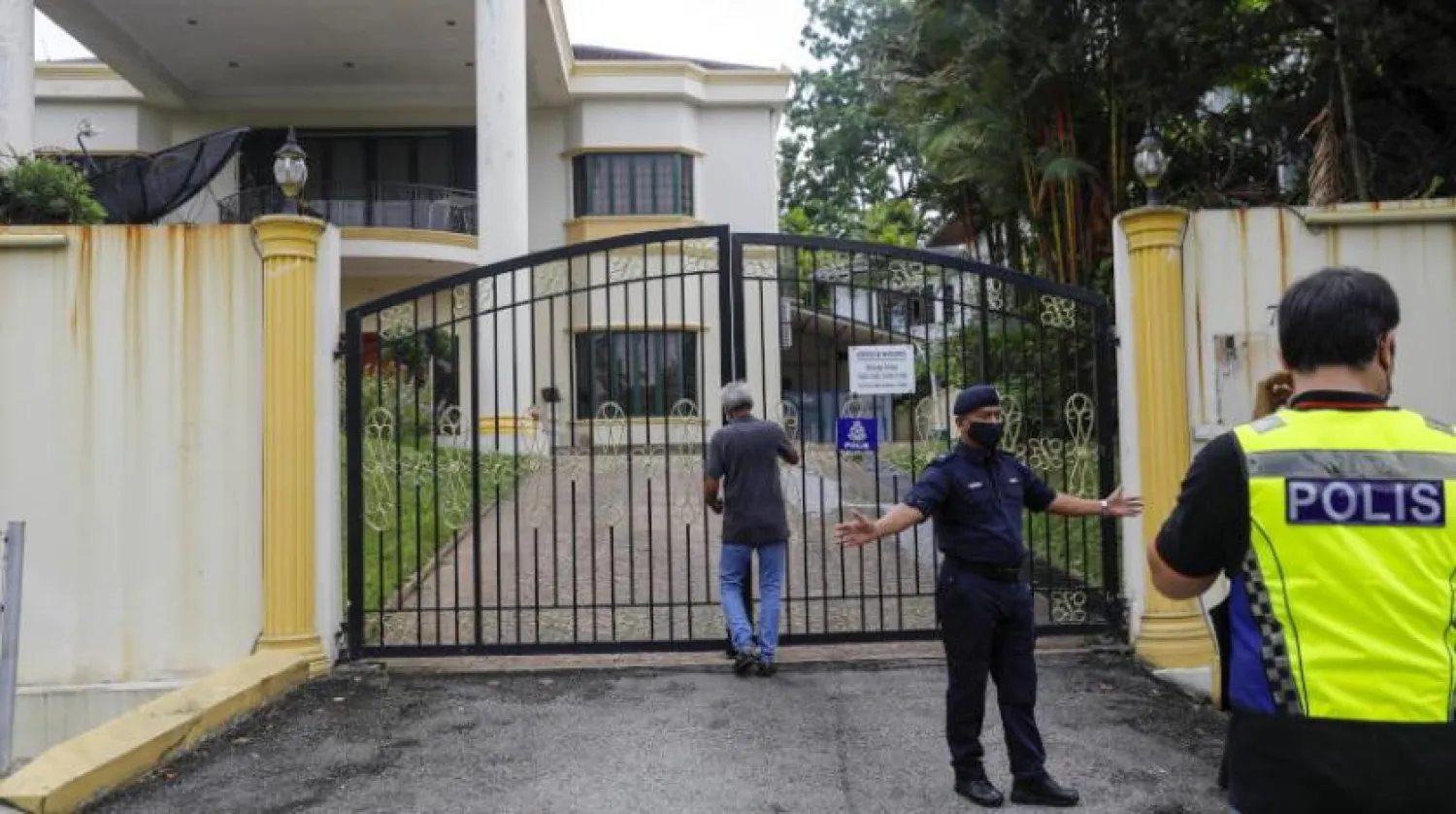 Kuala Lumpur’daki Kuzey Kore Büyükelçiliği’nin kapısı polis korumasında kapatıldı. (EPA)
