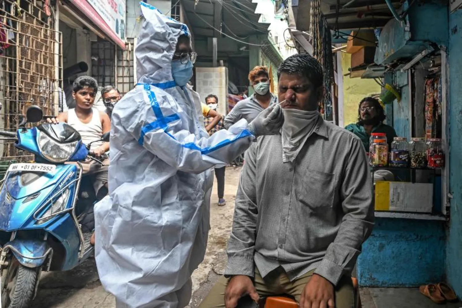 إجراء مسحة فيروس «كورونا» لأحد الأشخاص في مومباي (أ.ف.ب)