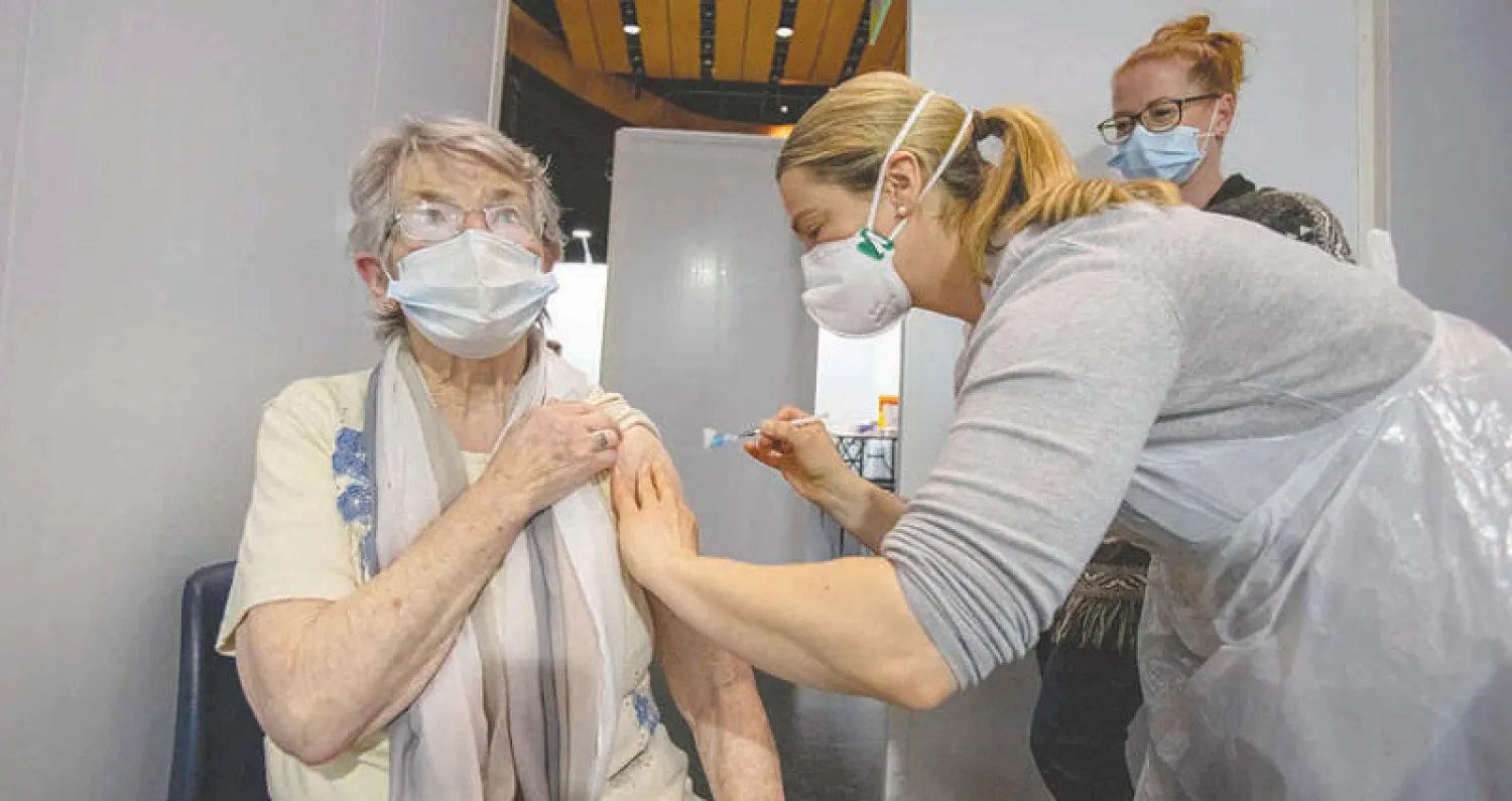 تطعيم المسنين في دبلن عاصمة آيرلندا (أ.ف.ب)