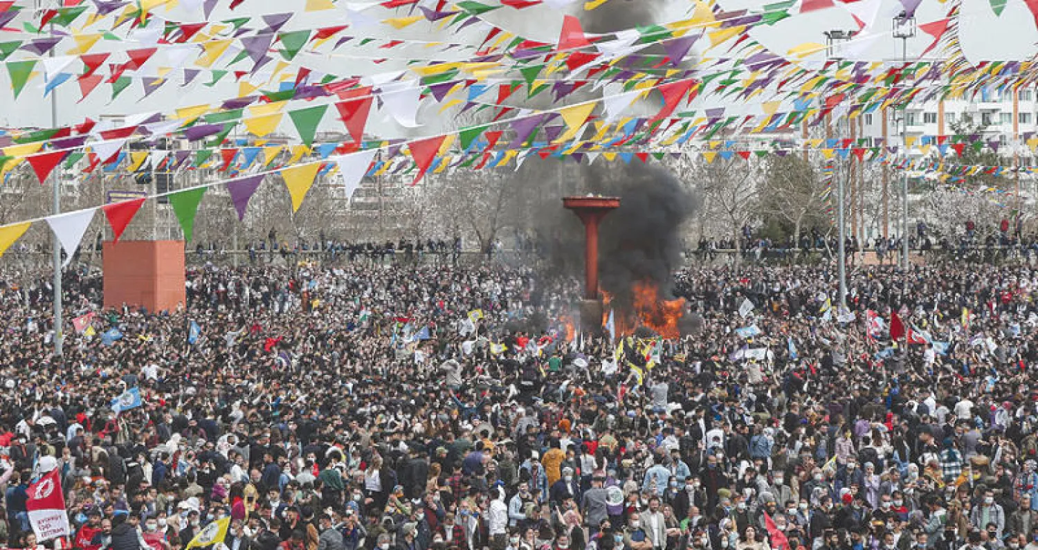 أنصار «حزب الشعوب الديمقراطي» يحتفلون بعيد النوروز في ديار بكر أمس (رويترز)