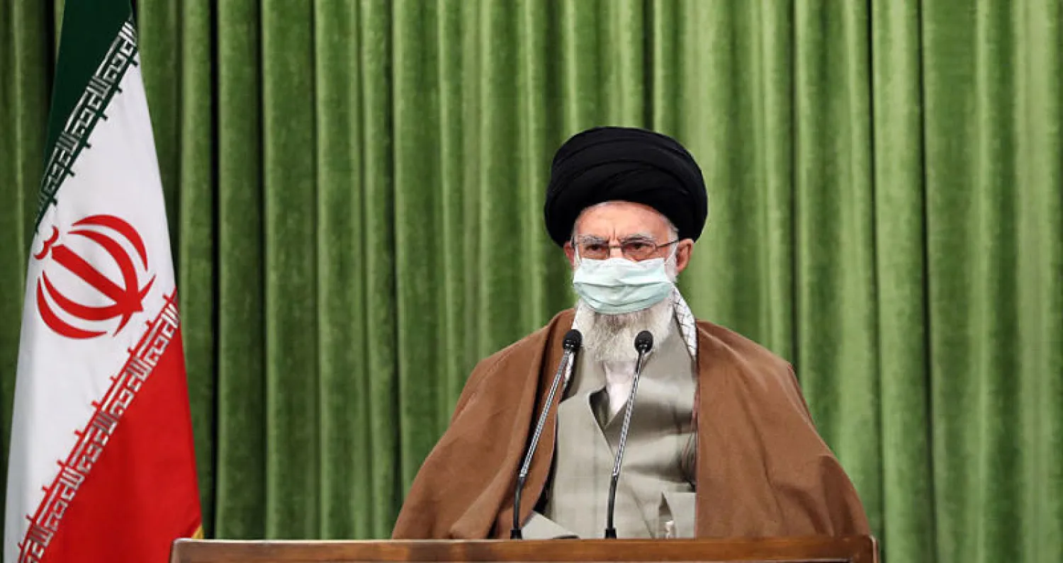 صورة نشرها مكتبه للمرشد الإيراني علي خامنئي وهو يلقي خطاباً متلفزاً أمس (إ.ب.أ)