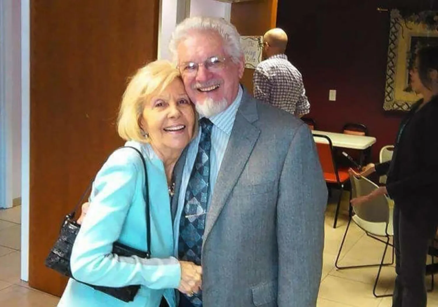 بيل وزوجته إستير إيلنيسكي (أ.ب)