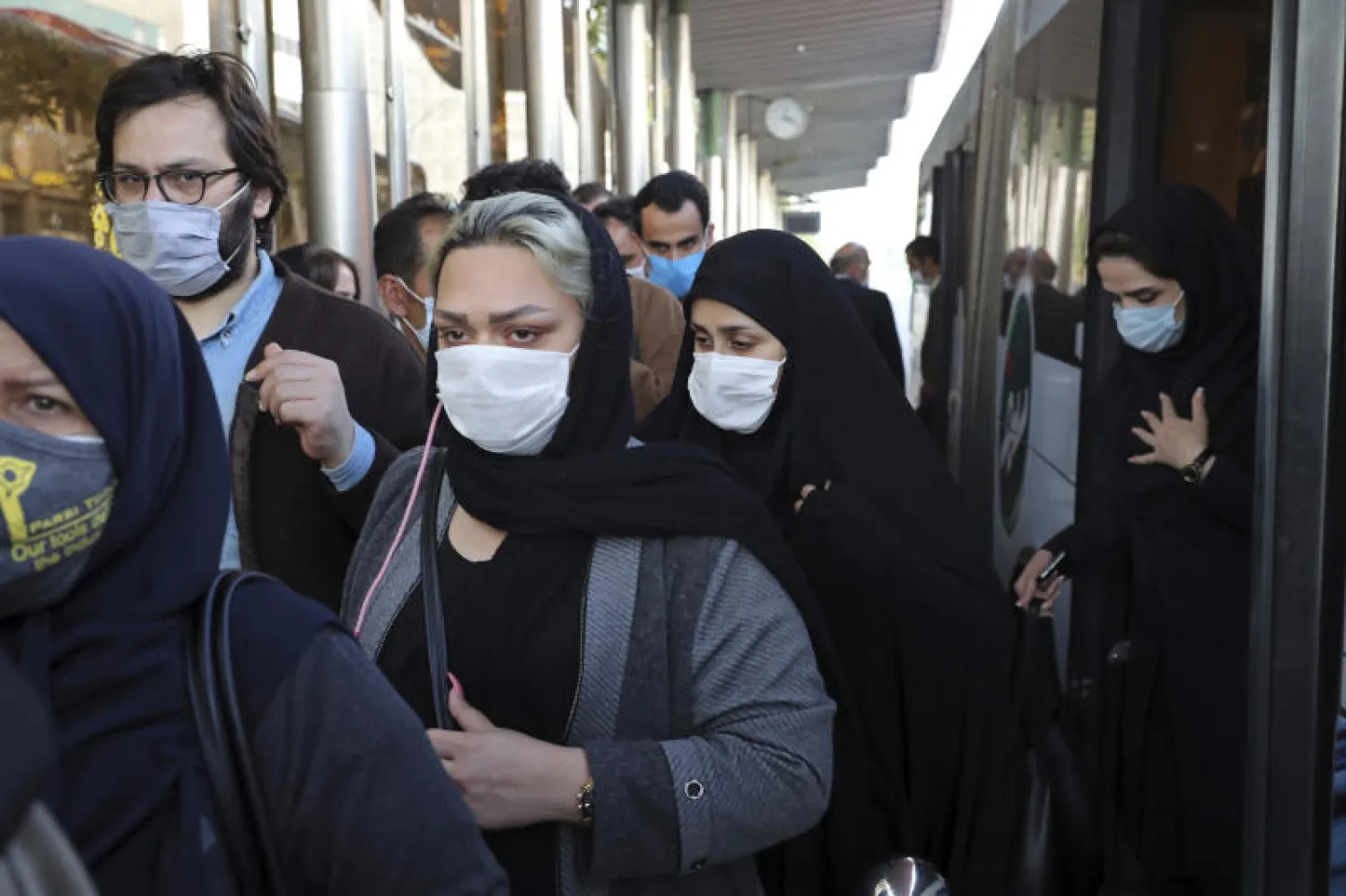 إيرانيون يرتدون أقنعة واقية وسط طهران (أ.ب)