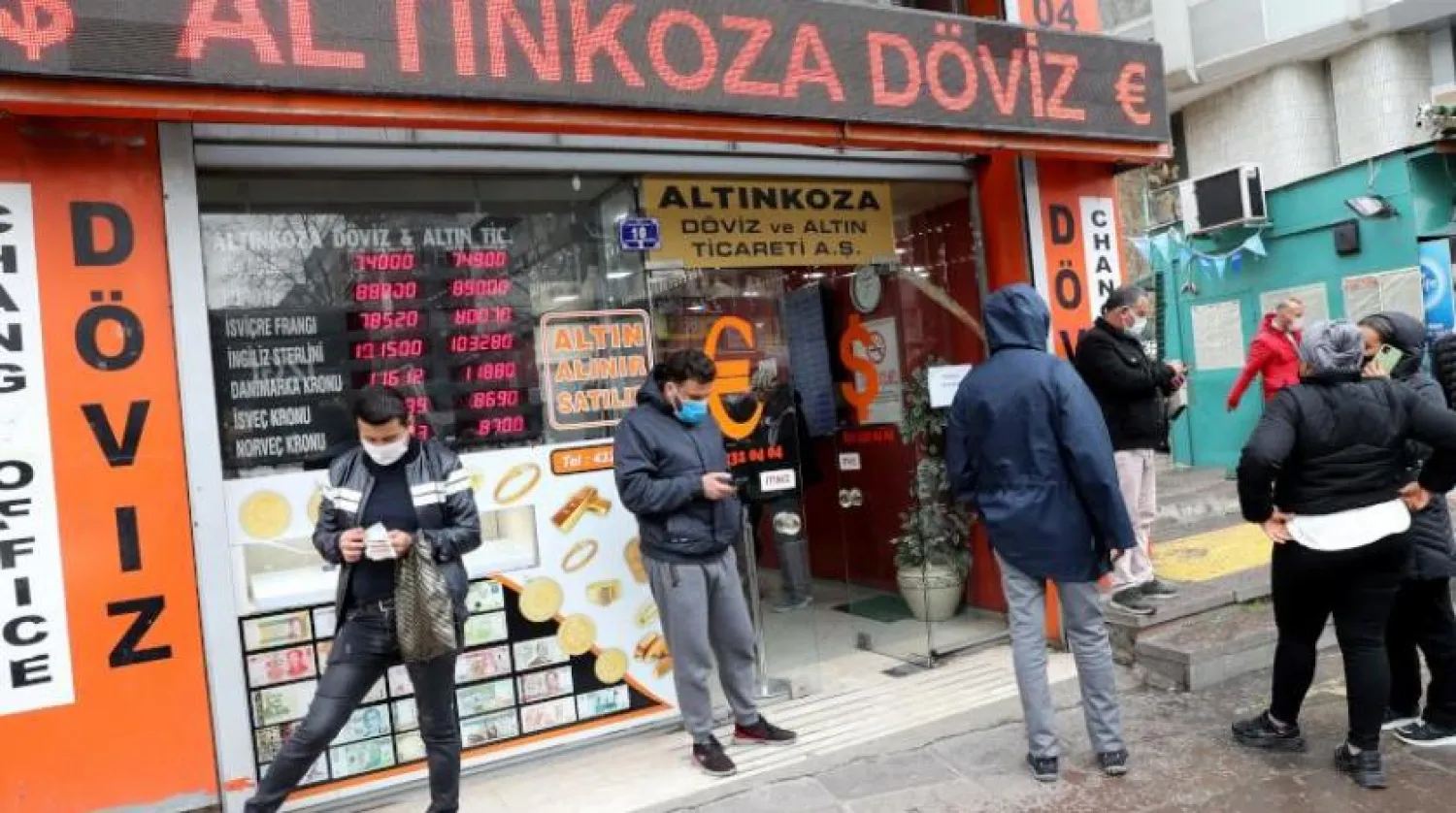 Ankara'da döviz alım satımı için döviz bürosu önünde bekleyenler (AFP)