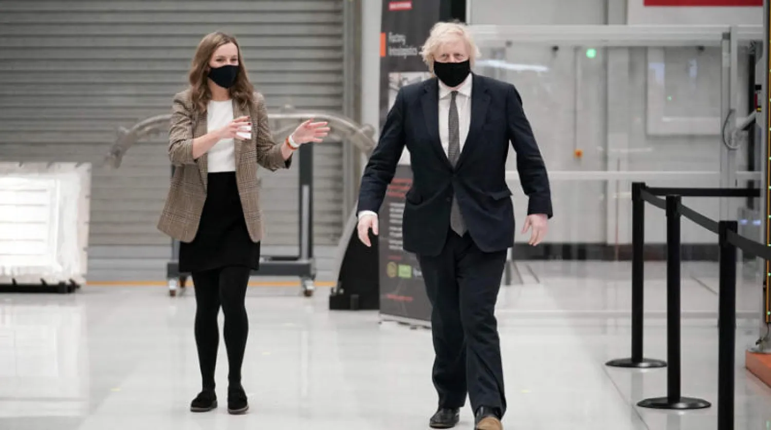 بوريس جونسون خلال زيارته مؤسسة «بي آي إي سيستمز» في بريستون شمال إنجلترا أمس (أ.ف.ب)