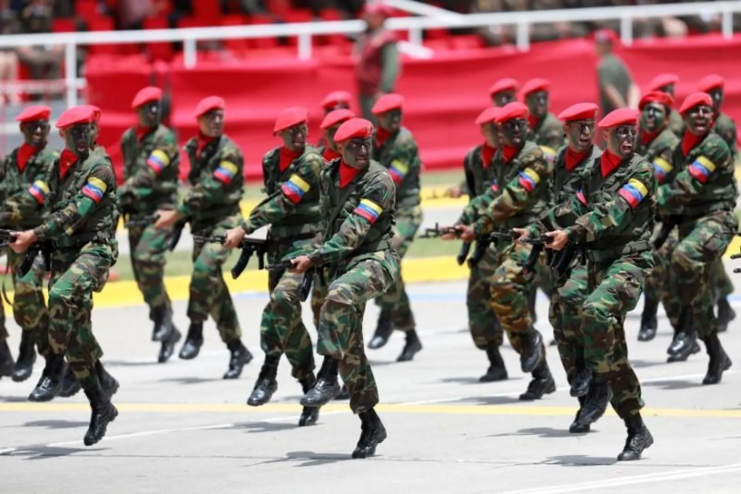 جنود فنزويليون خلال تدريبات عسكرية (أرشيفية - رويترز)