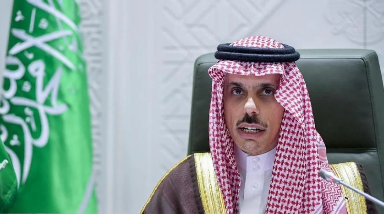Suudi Arabistan Dışişleri Bakanı Prens Faysal bin Ferhan girişimi duyurmak için düzenlediği basın toplantısı sırasında (SPA)