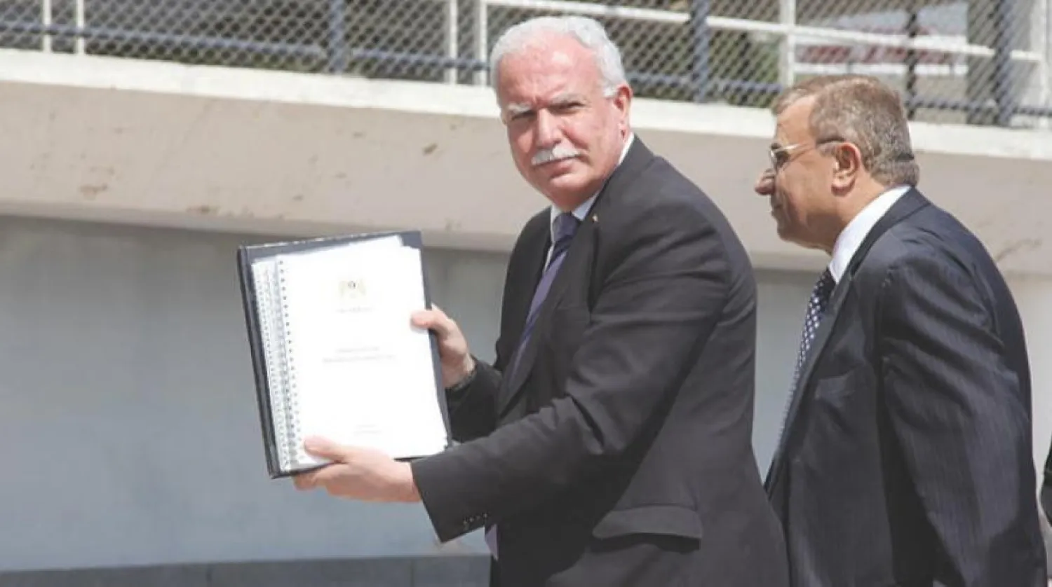 Filistin Dışişleri Bakanı Riyad el-Maliki, Haziran 2015'te İsrail'i suçlu bulan belgeleri teslim etmek için Lahey Mahkemesi’ne yöneldiği sırada (Getty)