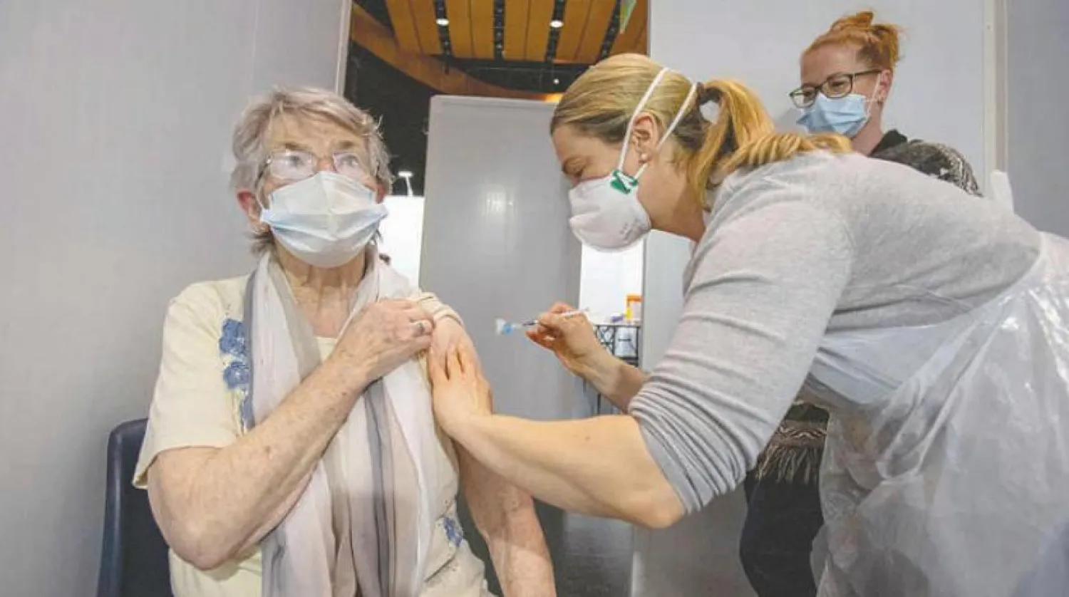 İrlanda’nın başkenti Dublin’de yaşlılar aşılanırken (AFP)