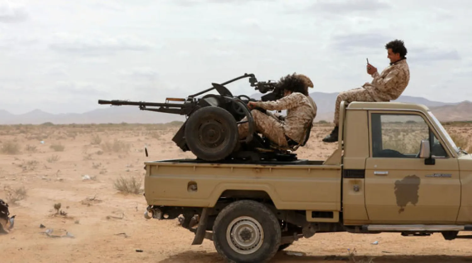 عناصر من حرس المنشآت البترولية خلال تدريب عسكري في مدينة بير الغانم أمس (رويترز)