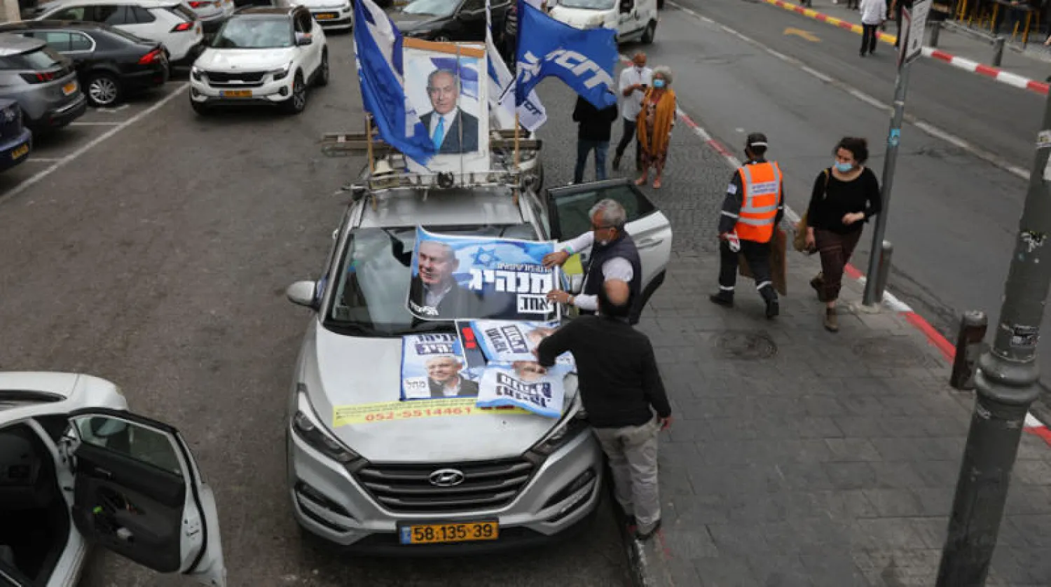 مؤيدون لحزب الليكود ونتنياهو في احتفال دعائي أمس قبل يوم من الانتخابات (إ.ب.أ)