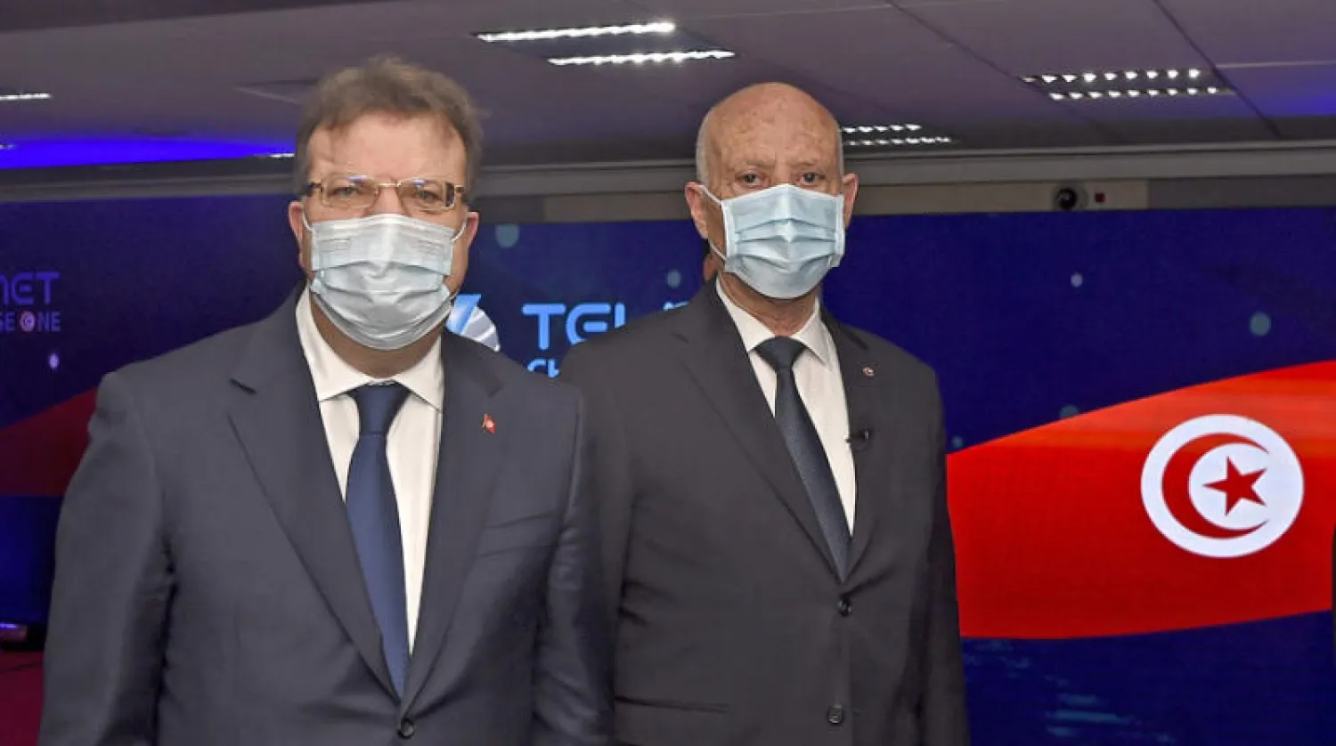 الرئيس قيس سعيد رفقة رئيس شركة «تلنت» محمد فريخة بعد إطلاق أول قمر اصطناعي تونسي محلي الصنع (أ.ف.ب)