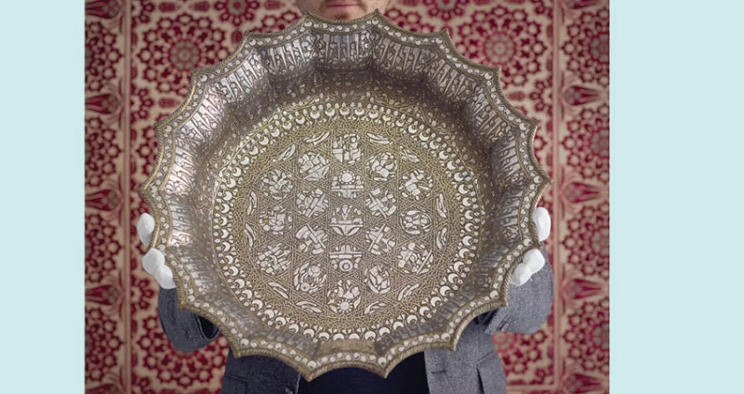 حوض نحاسي نادر من خراسان مطعم بالفضة قد يكون صنع في هرات حوالي عام 1200