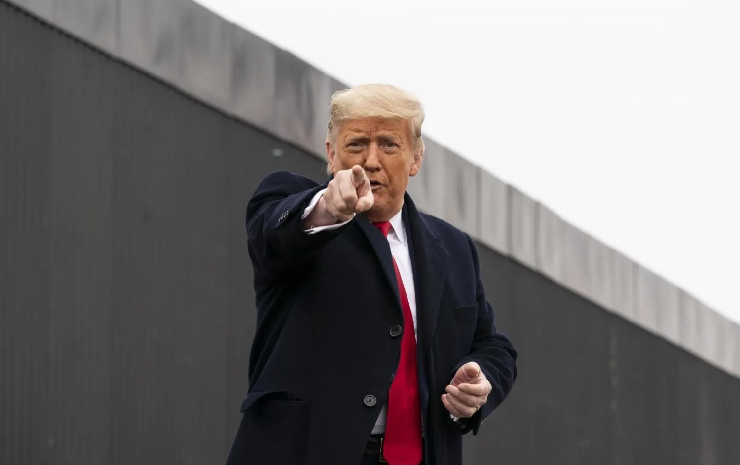 Trump'ın iğnelemelerinden, iki seçimdir Demokrat Parti'nin başkan adayı olmak için son ana kadar uğraşan 79 yaşındaki Bernie Sanders da payını aldı (AP)