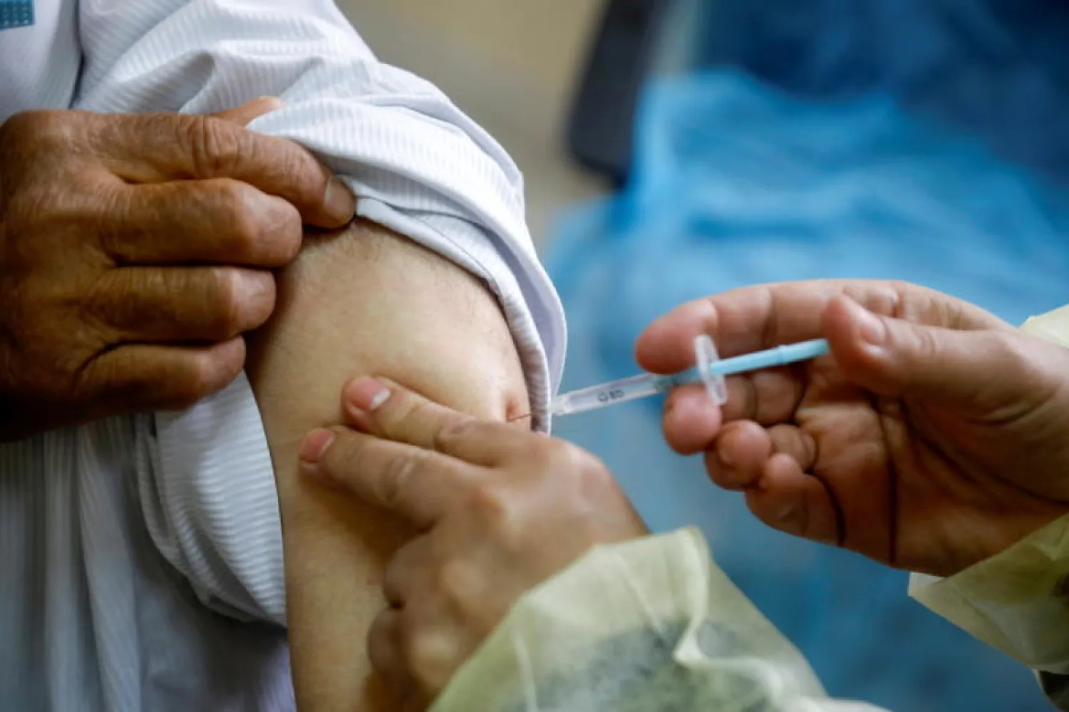 فلسطيني يتلقى لقاح كورونا (رويترز)