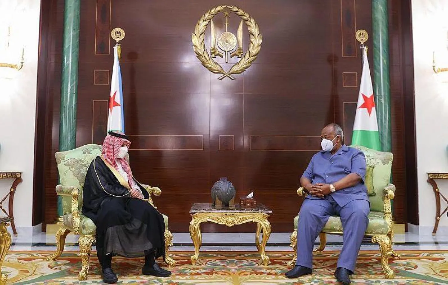 الرئيس الجيبوتي إسماعيل عمر جيلة يستقبل الأمير فيصل بن فرحان وزير الخارجية السعودي (واس)